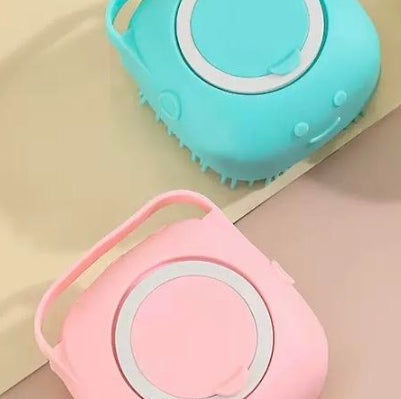 Escova para banho, promove relaxamento e bem estar ao animal que utiliza.